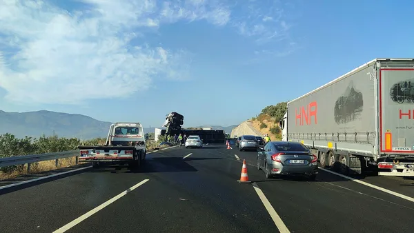 bursada-tir-devrildi-25-ton-enerji-icecegi-yola-savruldu-1695378429790.jpg Bursa'da tır devrildi: 25 ton enerji içeceği yola savruldu! - 1