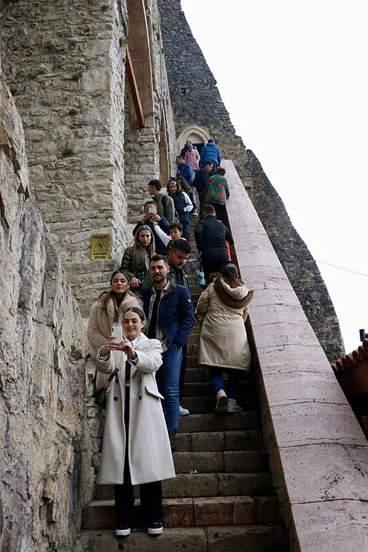 sumela-manastirini-yogun-ilgi-ramazan-bayraminda-binlerce-kisi-gezdi-1713023375755.jpeg Sümela Manastırı'na yoğun ilgi! Ramazan Bayramı'nda binlerce kişi gezdi - 7