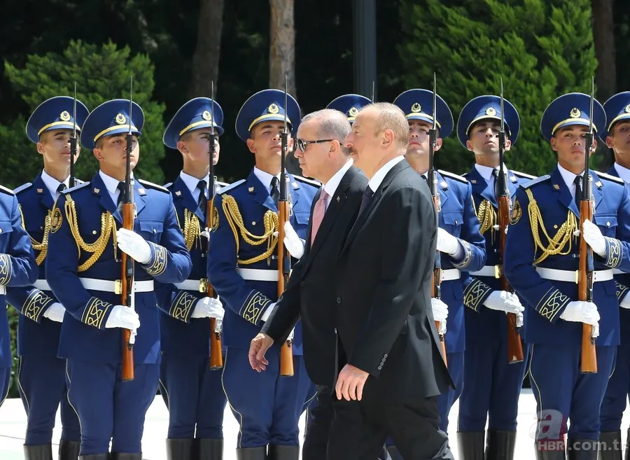 Başkan Erdoğan Azerbaycan'da Aliyev tarafından resmi törenle karşılandı 22