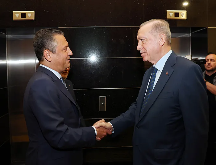 baskan-erdogan-ile-ozgur-ozel-hediyelesti-1714666655796.jpg Başkan Erdoğan ile Özgür Özel hediyeleşti! - 2
