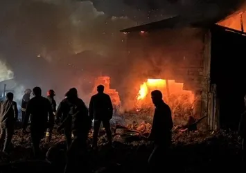 Gece vakti yangın paniği! Alevler sonrası küle döndü