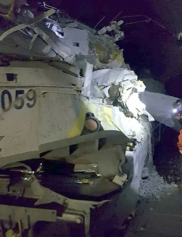 Son dakika: Bilecik'te kılavuz tren tünelde raydan çıktı: 2 ölü - 2