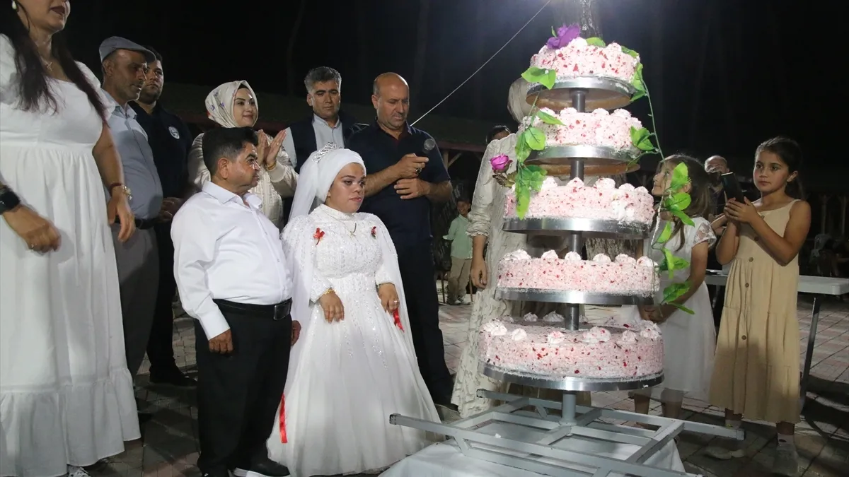 Hatay’da akondroplazili çift 21 yıl sonra evlenme hayalini gerçekleştirdi