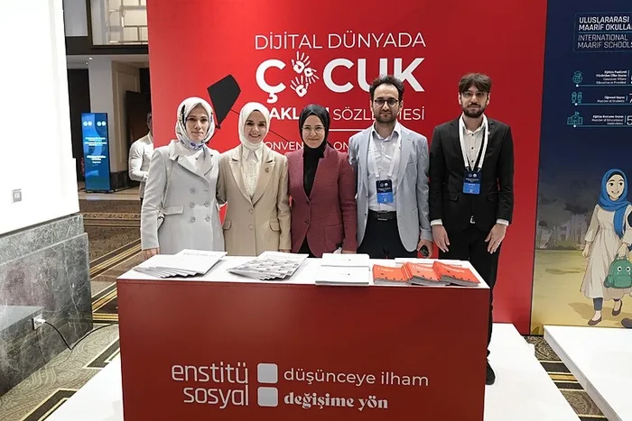 nun-egitim-ve-kultur-vakfi-yonetim-kurulu-baskani-esra-albayraktan-dijital-bagimlilik-mesaji-aileler-ayni-evin-1748018114532.jpeg (Foto: AA)