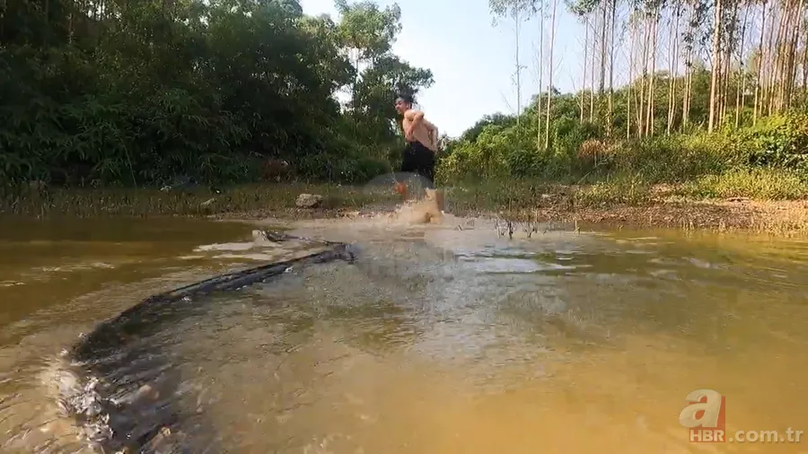 Dev anakonda yılanı nehirde yüzen gençlere saldırdı! Korku dolu anlar görüntülendi 13