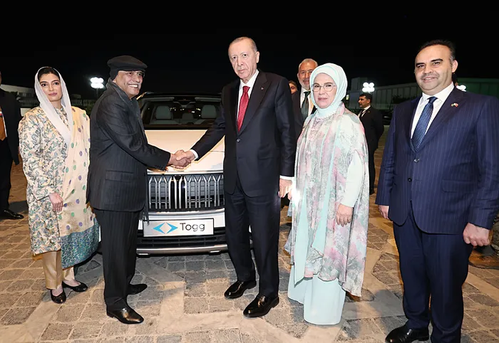 1739528476247.jpg Başkan Erdoğan Pakistan Cumhurbaşkanı'na TOGG hediye etti (İHA)