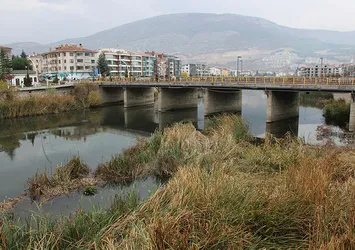 Yeşilırmak’ta su seviyesi alarm veriyor! Nehrin ortasında adacıklar oluştu