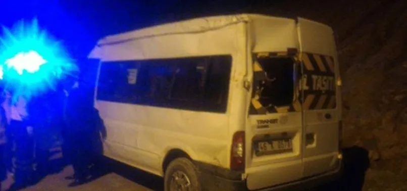 Öğrenci servisi devrildi: 15 yaralı