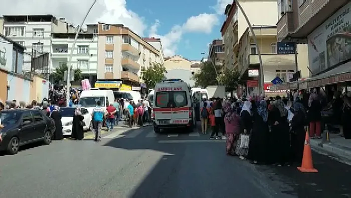 Son dakika: Sultangazi'de servis aracı okul önünde bekleyen öğrenci ve velilere çarptı: 4 yaralı - 1
