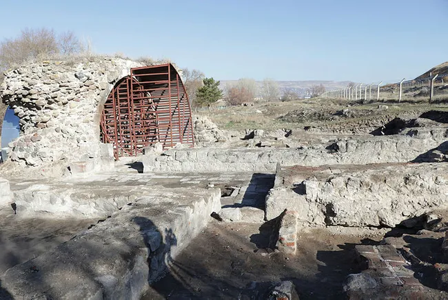 keykubadiye-sarayindaki-kazilarda-avlu-ve-cokgen-havuz-ortaya-cikarildi-1638533415976.jpg Keykubadiye Sarayı'ndaki kazılarda avlu ve çokgen havuz ortaya çıkarıldı - 2