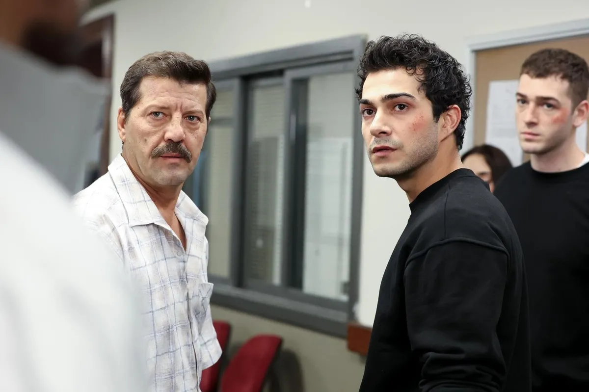 Zengin ve yoksul yaşamların kesiştiği hikaye, ilk bölümden itibaren dikkat çekti. (Fotoğraf: atv)
