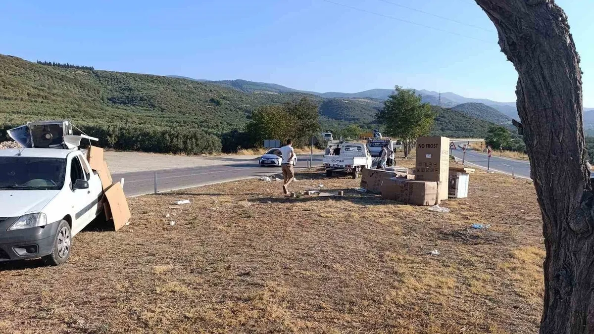 Beyaz eşya yüklü kamyonet devrildi: 1 yaralı