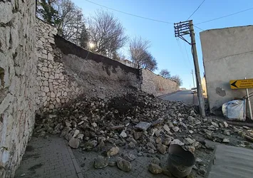 Niğde Kalesi’nde istinat duvarı çöktü