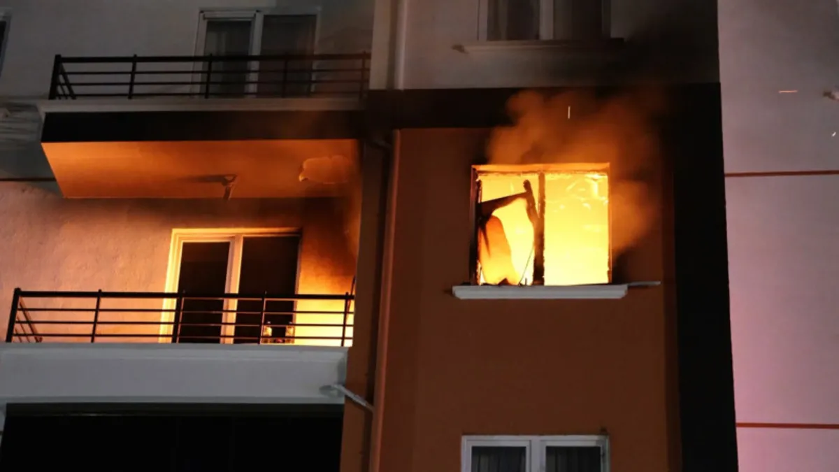 Eşiyle tartışan öfkeli koca evini ateşe verdi! Korku dolu anlar