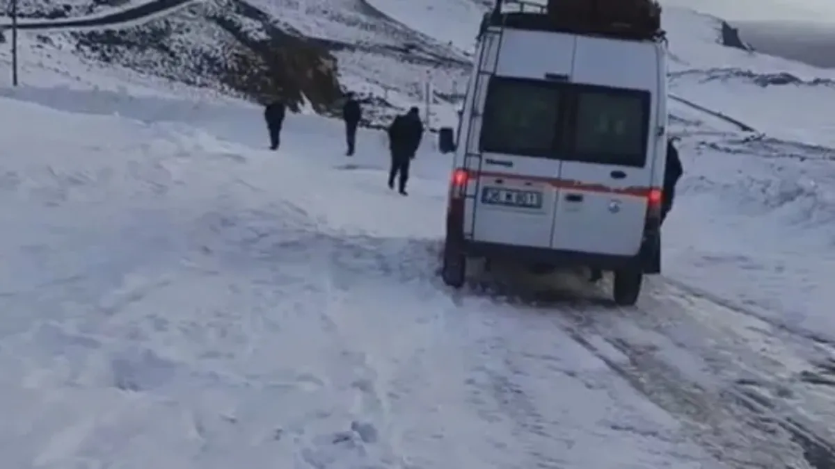 Göle yolunda onlarca araç mahsur kaldı