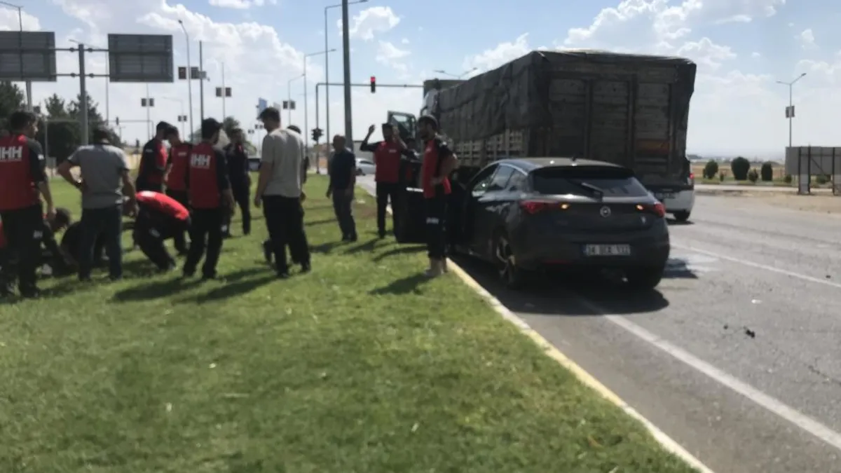 Batman'da otomobil kamyonun altına girdi! 1 yaralı