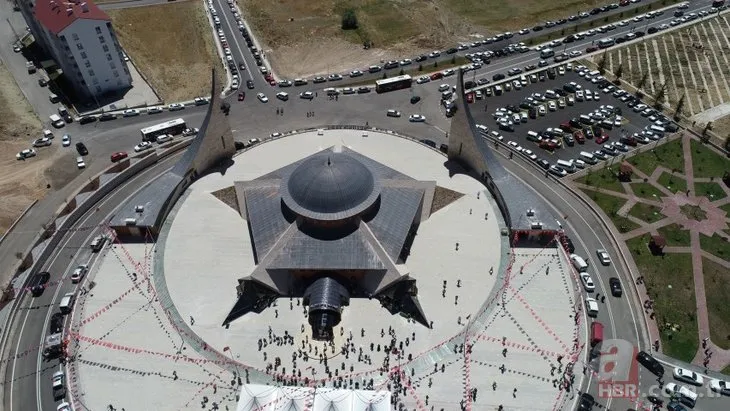 Hayırseverler tarafından yaptırılan Ay yıldız mimarili cami ibadete açıldı