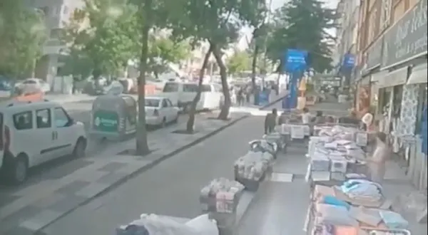 liseli-kizlara-once-laf-atti-sonra-minibusu-uzerlerine-surdu-4-ogrenci-yaralandi-1654877286166.jpg Liseli kızlara önce laf attı sonra minibüsü üzerlerine sürdü! 4 öğrenci yaralandı - 2