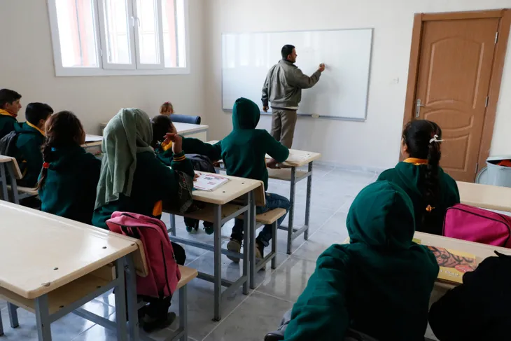 tel-abyadda-ders-zili-caldi-turkiyenin-onardigi-tel-abyaddaki-okul-egitime-acildi-1575302942202.jpg Tel Abyad'da ders zili çaldı! Türkiye'nin onardığı Tel Abyad'daki okul eğitime açıldı - 3