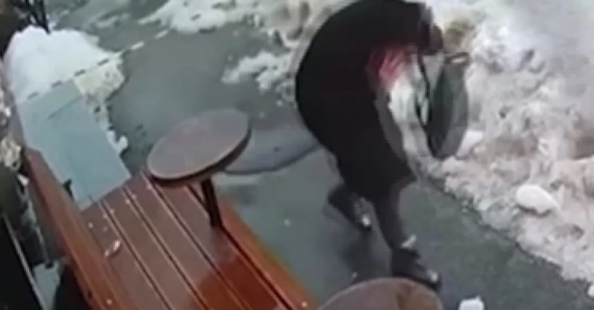 Yolda yürürken neye uğradığını şaşırdı! Başına buz kütlesi düştü
