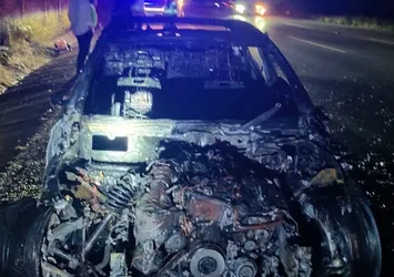 Adana’da seyir halindeki otomobil alev alev yandı