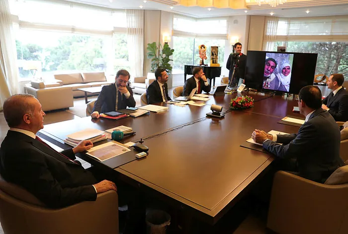 Başkan Erdoğan'ın video konferans ile görüştüğü yaşlı çift: Dünyaya diz çöktürdü, başımıza taç olsun - 1
