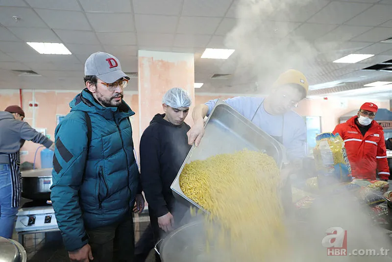 Ünlü şefler depremzedeler için seferber oldu! Şef Danilo Zanna kazanın başına geçti 7