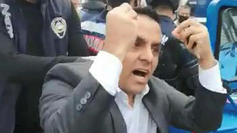 CHP'li meclis üyesi kaçak yapının yıkımını durdurmaya çalıştı, arkadaşı zabıtaya tokat attı