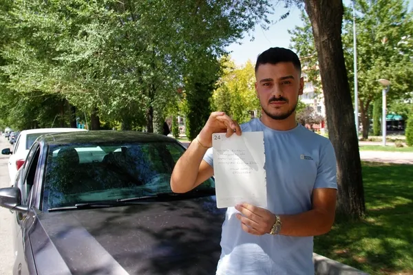 otomobiline-binince-ceza-yedigini-zannetti-gercek-bambaska-cikti-1662022278525.jpg Otomobiline binince ceza yediğini zannetti! Gerçek bambaşka çıktı - 1