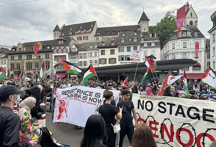 eurovisionu-kazanan-ulke-belli-oldu-gazze-protestolari-damga-vurdu-1747556693733.jpg Kentteki Barfüsserplatz Meydanı'nda toplanan binlerce kişi İsrail'in yarışmaya katılmasına tepki göstererek, yarışmanın organizatörü olan Avrupa Yayın Birliği'nden (EBU), İsrail'in bir daha katılmasına izin vermemesini talep etti. (AA)