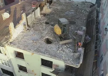 İstanbul'da ilginç yıkım! Hasar gören bina...