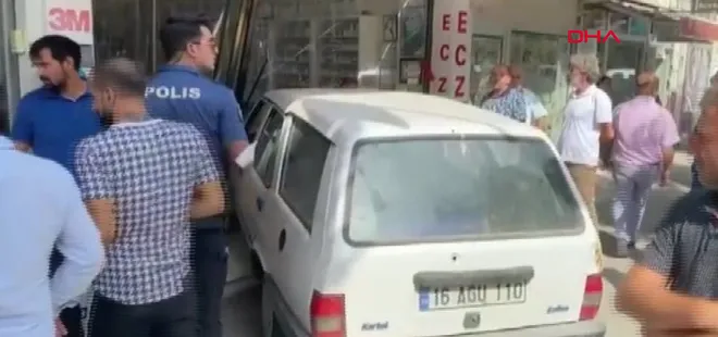 Otomobil eczaneye daldı! Korku dolu anlar