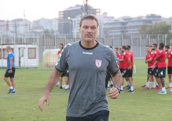 Teknik direktör Alpay Özalan'dan basına kısıtlama