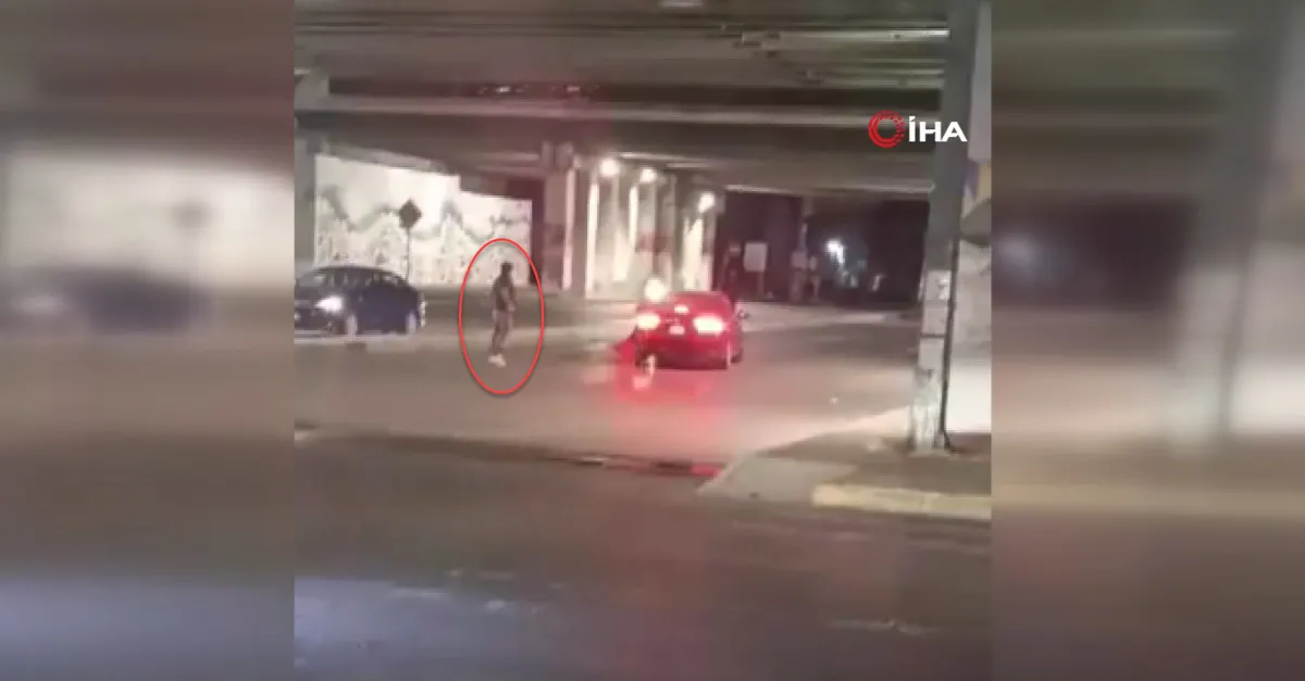 Trafikte akıllara durgunluk veren yol verme kavgası! Aracıyla iki kez çarptı… Metrelerce öteye böyle savruldu