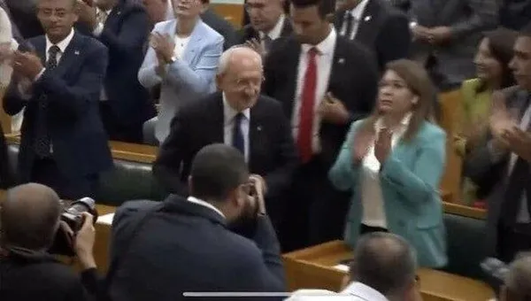 Özgür Özel saf mı değiştirdi? Arkasından iş çevirdiği Kemal Kılıçdaroğlu’nu ayakta alkışladı