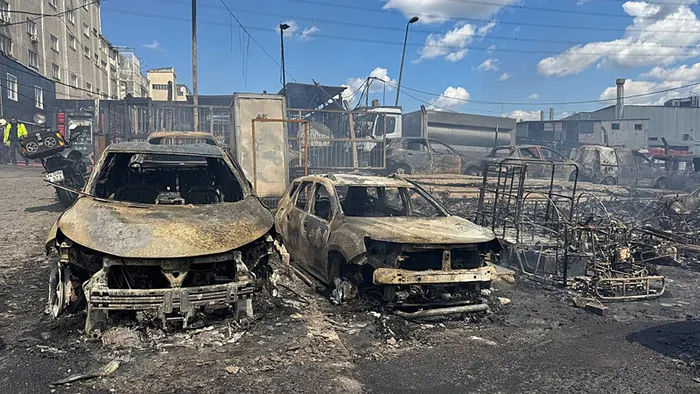 ikitellide-kimya-deposunda-yangin-pes-pese-patlama-sesleri-1744369069800.jpeg Başakşehir'deki yangından görüntü (AA)