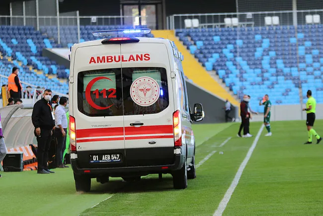 Adanaspor-Giresunspor maçında kaleci Goran Karacic ambulansla hastaneye kaldırıldı - 1