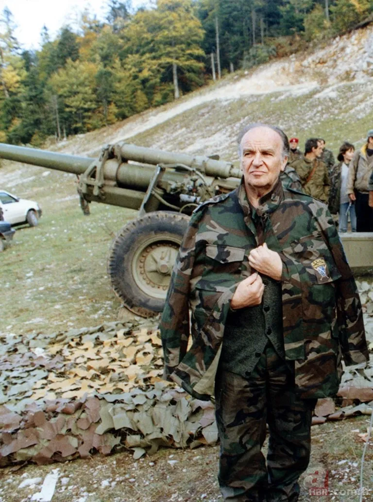 Bosna Hersek'in ilk Cumhurbaşkanı Merhum Aliya İzetbegoviç İslam düşmanlarına karşı bakın nasıl ant içmiş! 10