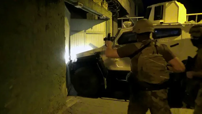 Adana merkezli 4 ilde Şirinler çetesine baskın: Çelik kafeste hapsettikleri 2 kişiyi polis kurtardı - 5