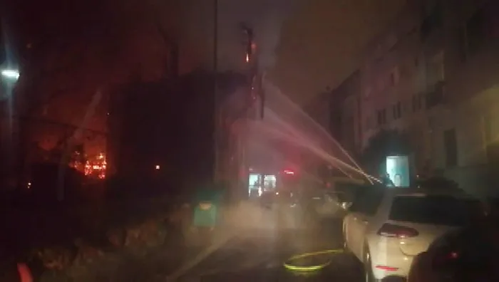 İstanbul Beyoğlu'nda 3 katlı ahşap bina alev alev yandı - 1