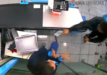 Başına turşu kavanozu yiyen hırsız: Çalışanı tebrik edip kaçtım