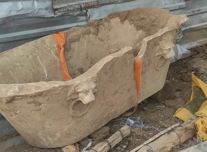 roma-donemine-ait-kuvet-ele-gecirildi-1649270962318.jpg Aydın'da Roma dönemine ait küvet ele geçirildi - 1