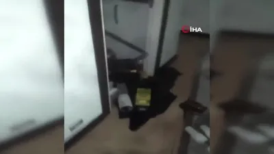 Video çekerken ev üstüne böyle yıkıldı