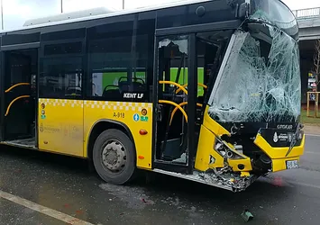 İETT otobüsü duran minibüse çarptı! Yaralılar var