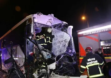 Otoyolda feci kaza! Yolcu otobüsü kamyona çarptı