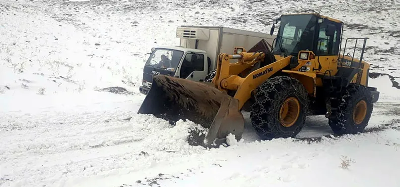 Buz tutan yolda düşen öğretmene ulaşmak için ekipler seferber oldu