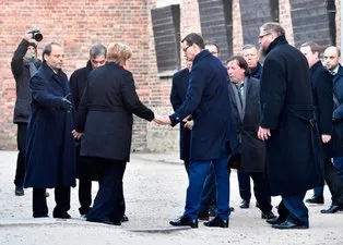 Dünya bu görüntüleri konuşuyor! Merkel'e elini uzattı...