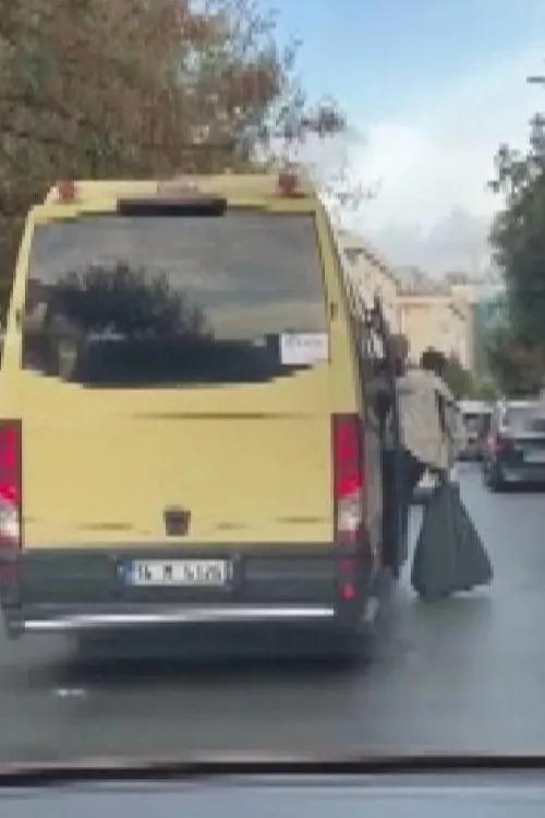 istanbulda-tehlikeli-yolculuk-minibusun-kapisindan-sarkti-1665728528377.jpg İstanbul’da tehlikeli yolculuk! Minibüsün kapısından sarktı - 1