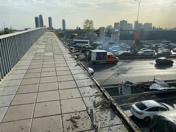 Kartal D-100'deki üst geçitte korku dolu anlar! Korkulukların araçların üzerine düşme anı kamerada - 6