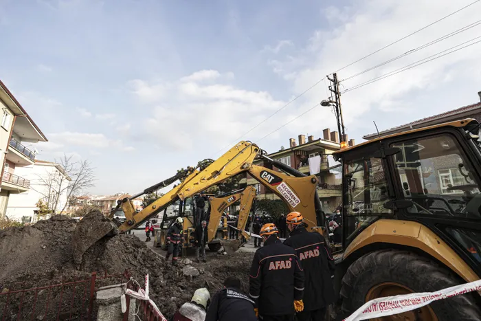 Son dakika: Ankara'da yol çöktü: Bir kişi göçük altında - 1